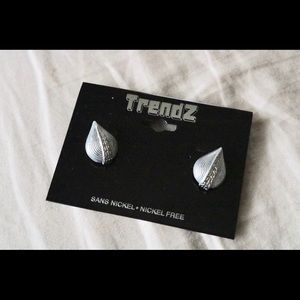 NWT Silver Leaf Plant Stud Earrings !